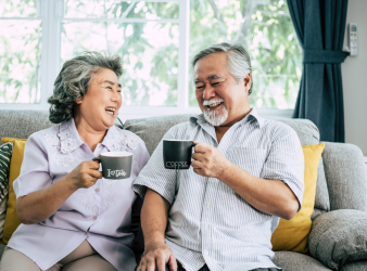 Moderate coffee and tea intake, Cognitive decline in seniors, Fluid intelligence, Coffee and cognitive performance, Tea and brain health, Dementia prevention, Alzheimer’s disease risk, Antioxidants in coffee and tea, Polyphenols and brain health, Catechins in tea, Theanine effects, Numeric reasoning, Caffeine and cognitive function, Longitudinal cognitive assessment, Apolipoprotein E genotype
