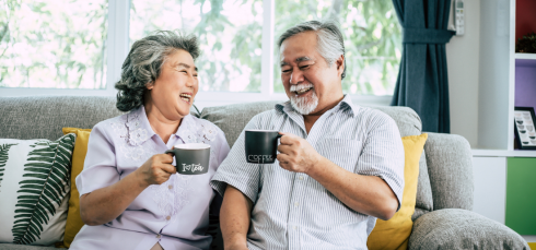 Moderate coffee and tea intake, Cognitive decline in seniors, Fluid intelligence, Coffee and cognitive performance, Tea and brain health, Dementia prevention, Alzheimer’s disease risk, Antioxidants in coffee and tea, Polyphenols and brain health, Catechins in tea, Theanine effects, Numeric reasoning, Caffeine and cognitive function, Longitudinal cognitive assessment, Apolipoprotein E genotype