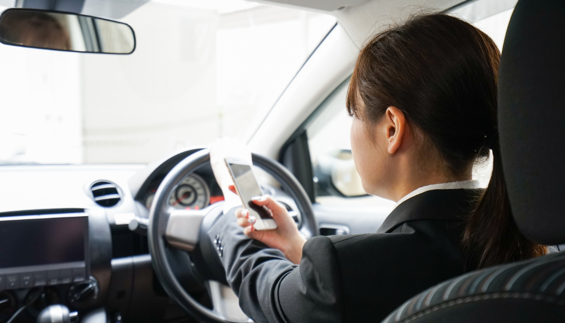 Conversation while driving, visual processing delay, gaze behavior, cognitive distraction, eye movement, hazard detection, reaction time, hands-free conversation, driving safety, visuomotor processing, saccadic eye movements, driver attention, PLOS ONE study