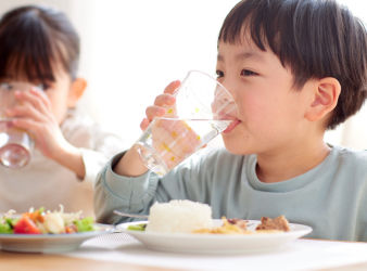 Drinking Water With Meals, Water Intake, Food Intake, Appetite, Weight Management, Nutrition Research, Eating Behavior, Obesity, Dietitian, Clinical Nutrition, Appetite Journal, Healthy Eating, Satiety, Healthcare Professionals, Medical News, nutrition research, obesity prevention, drinking water during meals, healthy eating habits, appetite study, clinical nutrition, hydration and appetite